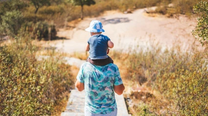 Se queda solo con su bebé de siete meses, el niño no quiere tomar biberón y esta es la fórmula con la que consigue darle de comer