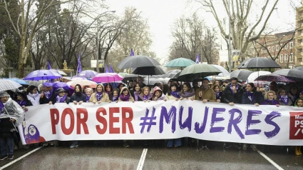 Cabecera de la manifestación que con motivo del Día Internacional de la Mujer, recorre este sábado las calles de Madrid