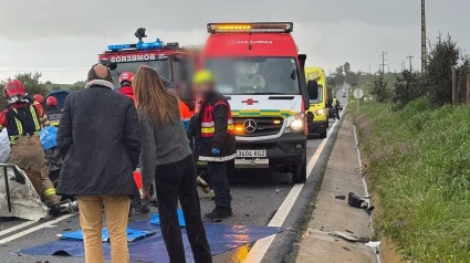 08/03/2025 Efectivos de Cruz Roja intervienen en el accidente de tráfico de la N-371, dirección Campo Maior.Una persona ha fallecido y otras dos han resultado heridas este sábado, tras colisionar dos vehículos en la N-371, continuación de la BA-020, en dirección Campo Maior (Portugal).SOCIEDAD ESPAÑA EUROPA EXTREMADURACRUZ ROJA EXTREMADURA