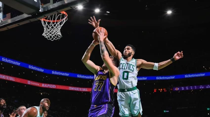 Jayson Tatum intenta taponar a Luka Doncic durante el partido de este sábado.