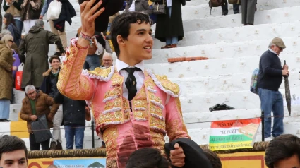 Tomás Bastos en su salida a hombros este domingo en Olivenza