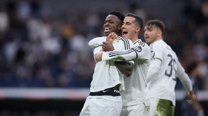 Lucas Vázquez abraza a Vinicius tras marcar su gol frente al Rayo Vallecano