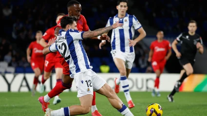 Javier López lucha con Dodi Lukebakio en un lance del Real Sociedad-Sevilla