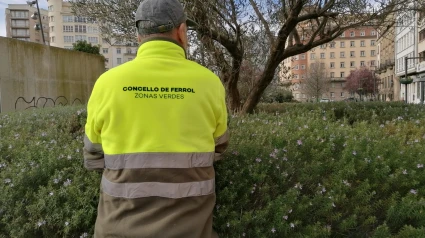 Un operario con el nuevo uniforme este lunes en la plaza de España