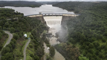 Imagen del embalse de El Gergal en Guillena (Sevilla) que desembalsa agua tras alcanzar el limite de su capacidad