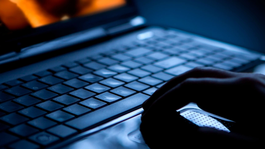 Una persona usa su ordenador para consumir pornografía