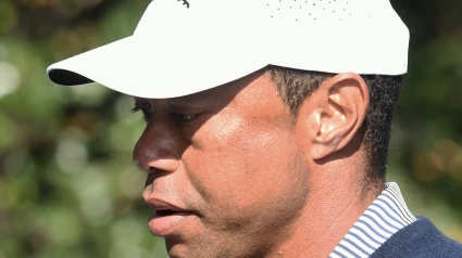 Tiger Woods sufrió una lesión en el tendón de Aquiles y podría perderse todo el año.