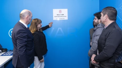 Rafa Louzán descubre la placa en honor del árbitro García de la Loma.