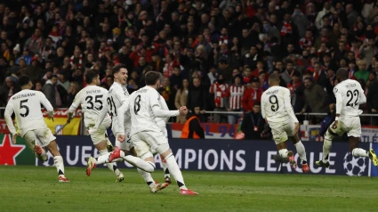 Los jugadores del Real Madrid celebran el pase a cuartos de final