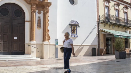 Una mujer mayor caminando sola por el centro de la ciudad de Huelva