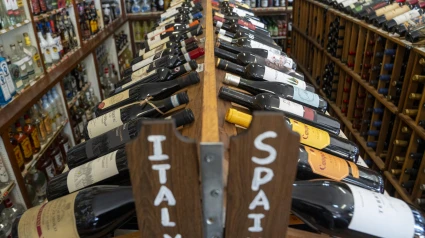 Fotografía de unas botellas de vino españolas e italianas en una tienda de licores en Nueva York