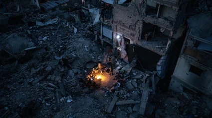 La familia Maarouf, sobre las ruinas del campamento de refugiados de Jabaliya, en la Franja de Gaza