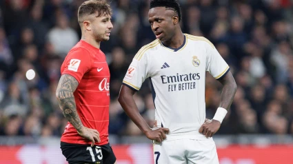 Vinicius Junior (d) del Real Madrid y Pablo Maffeo (i) del Mallorca, vistos durante el partido de LALIGA EA SPORTS entre el Real Madrid y el Mallorca en el Estadio Santiago Bernabéu. Resultado final: Real Madrid 1:0 Mallorca.