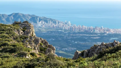 Mirando hacia la ciudad de Benidorm desde la montaña de Ponotx / Ponoig alicante