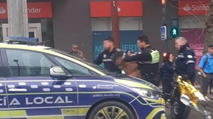 Desnudo por el centro de Sevilla y arrojándose al capó de los coches