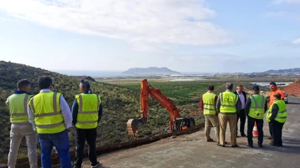 Operarios en las obras de reparación de la RM-D20 tras el temporal de lluvias
