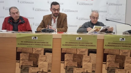 José Ángel Calero, presidente de la AHA; el concejal Domingo Cruz; y el secretario de la AHA, Tomás García
