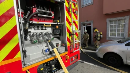 Imagen de archivo de bomberos interviniendo en un incendio en una vivienda
