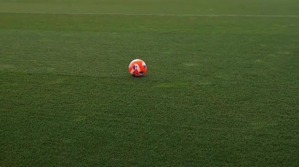 Entrenamiento de Osasuna con lluvia, frío y balones naranjas