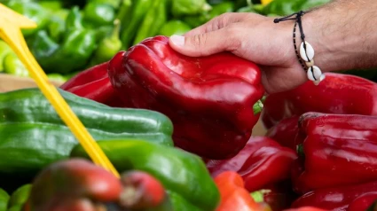 Puesto de venta de pimientos en un mercado