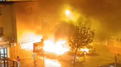 Incendio de vehículos estacionados en la Barriada de Icovesa, en Jerez de la Frontera