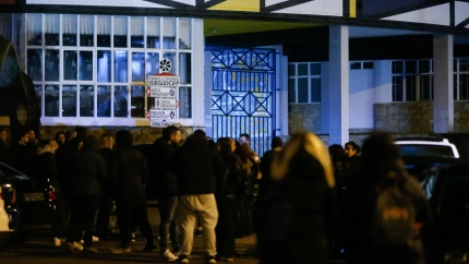 Los trabajadores de Sargadelos se concentran a su llegada a trabajar, a 3 de abril de 2025, en Cervo, Lugo, Galicia (España). Los trabajadores de Sargadelos continúan preocupados tras el anuncio de cierre de las instalaciones en Cervo. El motivo del cierr