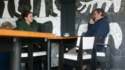 El propietario de Sargadelos, Segismundo García, charla en la cafetería del complejo industrial con la alcaldesa de Cervo, Dolores García, en la mañana del jueves 3 de abril de 2025lu