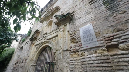 Portada de la Ermita de la Aurora con una imagen de abandono