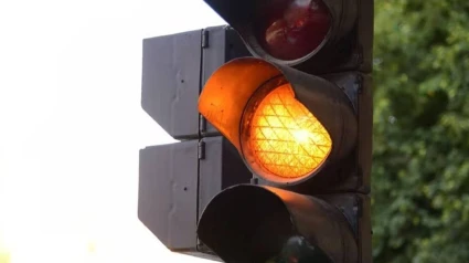 Una luz ámbar en un semáforo de una localidad