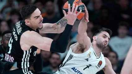 Facundo Campazzo y Leopold Cavaliere luchan por el balón en una jugada durante el Real Madrid-París de la Euroliga