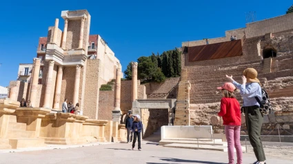 Turistas en el Teatro Romano de Cartagena