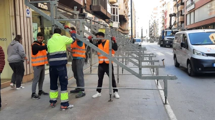 Operarios durante el montaje de los palcos que contendrán 10.000 sillas para ver las procesiones en Lorca