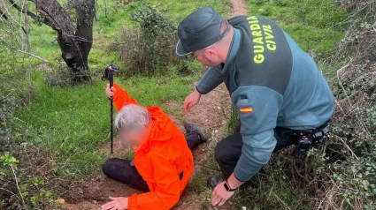 Un guardia civil auxilia a una peregrina en Zamora