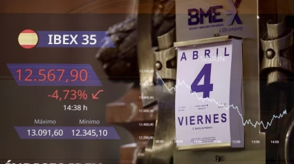 Imagen del panel del viernes negro en la Bolsa de Madrid
