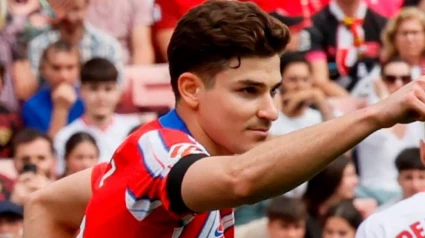 Julián, con brazalete negro, abrió la remontada atlética.