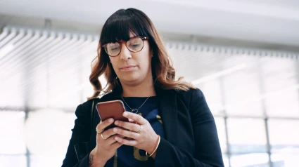 Mujer de negocios, teléfono inteligente y pensando en el vestíbulo de la oficina con redes sociales