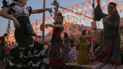 Visitantes de la Feria de Abril de Cataluña bailando en el recinto