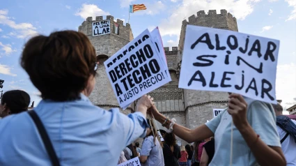 Decenas de personas durante una manifestación por el derecho a la vivienda, a 19 de octubre de 2024, en Valencia, Comunidad Valenciana (España). La marcha, que cuenta con varias columnas que parten desde diferentes puntos de la ciudad para converger en las Torres de Serrano y unirse en una marcha conjunta, está convocada por la plataforma ‘València no està en venda’ bajo el lema ‘València s’ofega’ para protestar contra "los elevados precios de los alquileres, la turistificación y la falta de protección del territorio". Los manifestantes critican la falta de regulación del mercado inmobiliario y la proliferación de apartamentos turísticos, y demandan la declaración de Valencia como zona tensionada, la prohibición de los apartamentos turísticos y la regulación urbanística estricta del negocio hotelero.Rober Solsona / Europa Press19 OCTUBRE 2024;MASIFICACIÓN;TURISTIFICACIÓN;ZONA TENSIONADA;TURISMO;APARTAMENTOS TURÍSTICOS;VIVIENDA;19/10/2024