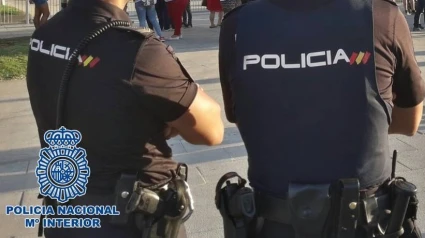 Dos agentes de la Policía Nacional realizando trabajo de vigilancia