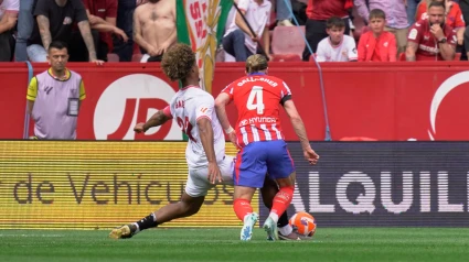 April 6, 2025, Sevilla, Andalucia, Spain: Sevilla, Spain, April 6th 2025 Loic Bade (N22) commits penalty over Conor Gallagher (N4) during La Liga match between Sevilla FC and Atlético de Madrid at the Estadio Ramón Sánchez Pizjuán in Sevilla, Spain (Credit Image: © Andres Lopez Sheridan/Sport Press Photo via ZUMA Press)