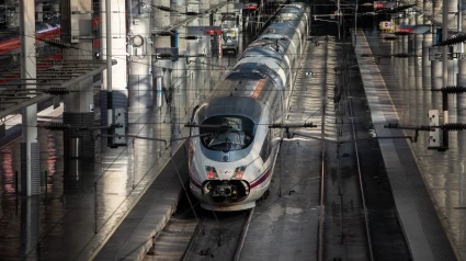 (Foto de ARCHIVO)Un AVE estacionado en la estación de Atocha-Almudena Grandes, a 26 de marzo de 2025, en Madrid (España). Renfe y Adif han iniciado a las 06.30 horas de la mañana su cuarta jornada de huelga con paros en tres momentos diferentes del día. Estos paros afectan tanto a las líneas de AVE como en Cercanías.Alejandro Martínez Vélez / Europa Press26 MARZO 2025;RENFE;ADIF;JORNADA;HUELGA;TRENES;PAROS26/3/2025