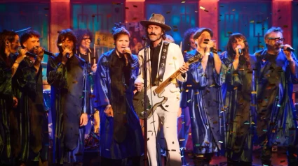 Leiva cantando 'El polvo de los días raros' rodeado de grandes artistas, entre ellos Amaral.