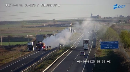 08/04/2025 Incendio de un camión a la altura de Tembleque..El incendio de un camión originado pasadas las 8.00 horas de este martes ha obligado a cortar por completo la autovía A-4 a la altura de la localidad toledana de Tembleque, en sentido Andalucía.SOCIEDAD DGT