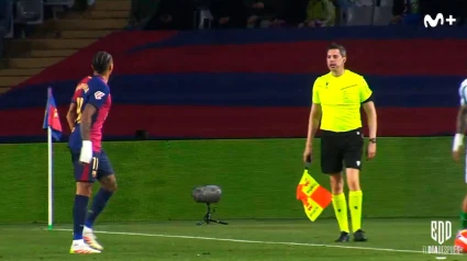 El enfado de Raphinha con el linier del Barcelona-Betis
