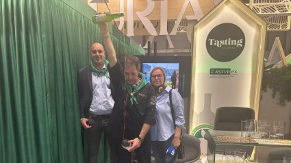 El gerente de la DOP Sidra de Asturias, Dani Ruiz, y Yolanda Montero, de COPE, con un escanciador, en el Salón Gourmets 2025