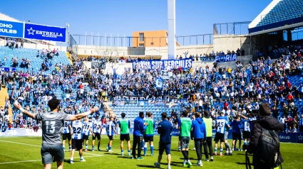 Los jugadores del Hércules celebran la última victoria ante el Ibiza con los aficionados.