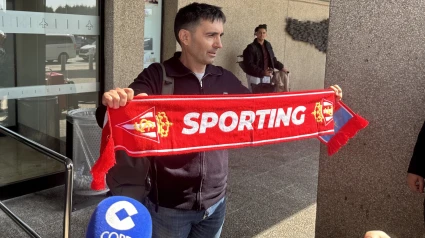 Asier Garitano posa con la bufanda del Sporting de Gijón