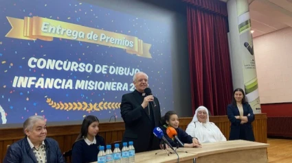 El Obispo de Ourense felicita a las dos niñas que ganaron el concurso nacional