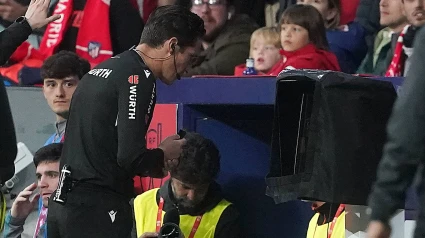 Munuera Montero, durante una revisión de VAR en LaLiga
