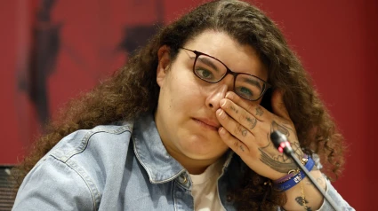 La joven catalana Fàtima Ofkir, amnistiada por el sultán de Omán tras siete años en prisión por una condena a cadena perpetua por tráfico de drogas, durante la rueda de prensa que ha ofrecido en Barcelona tras su regreso a España el pasado domingo.